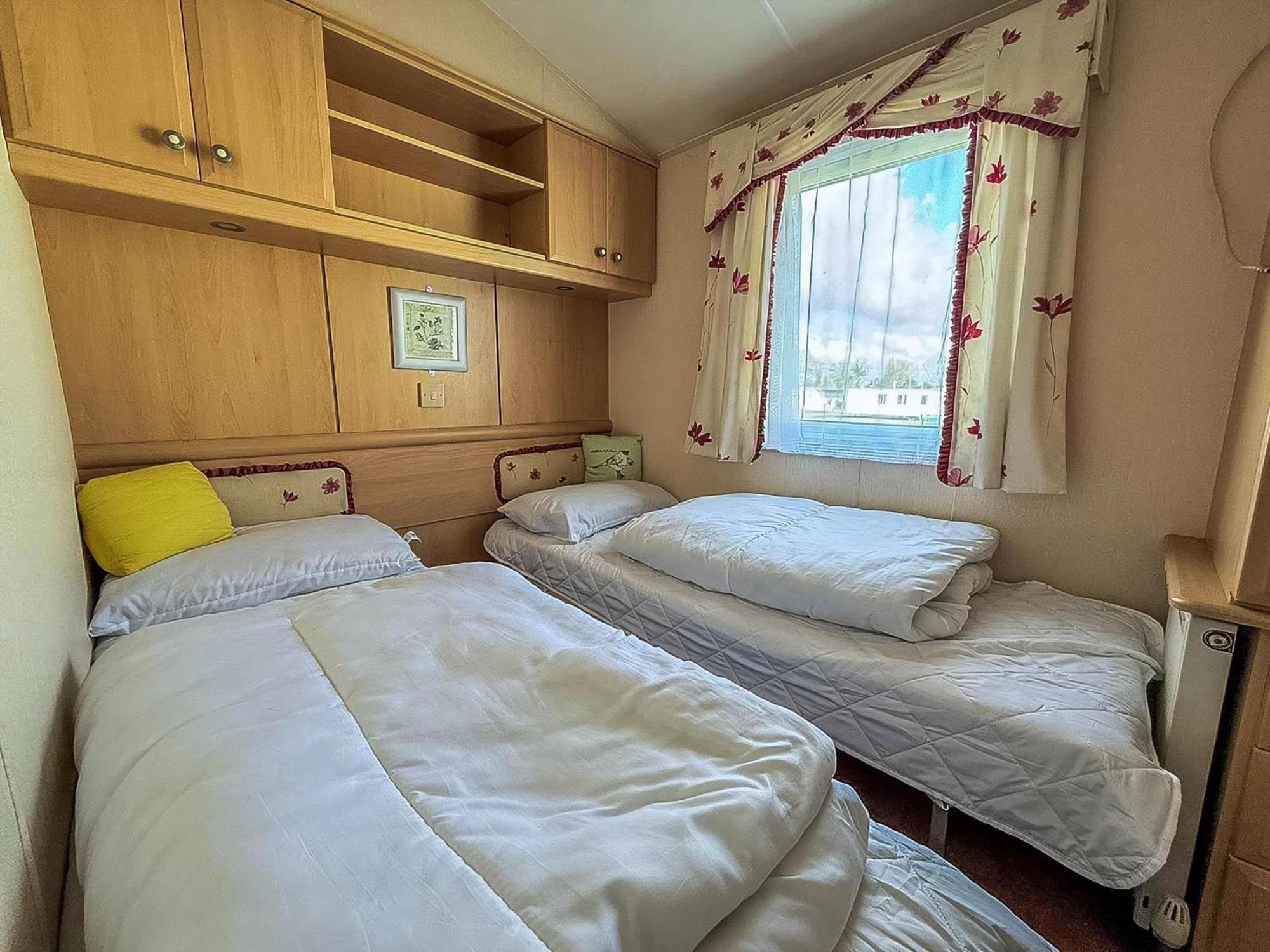 8 Berth Caravan With Decking To Hire At Naze Marine In Essex Ref 17045Nm Walton-on-the-Naze Exterior foto