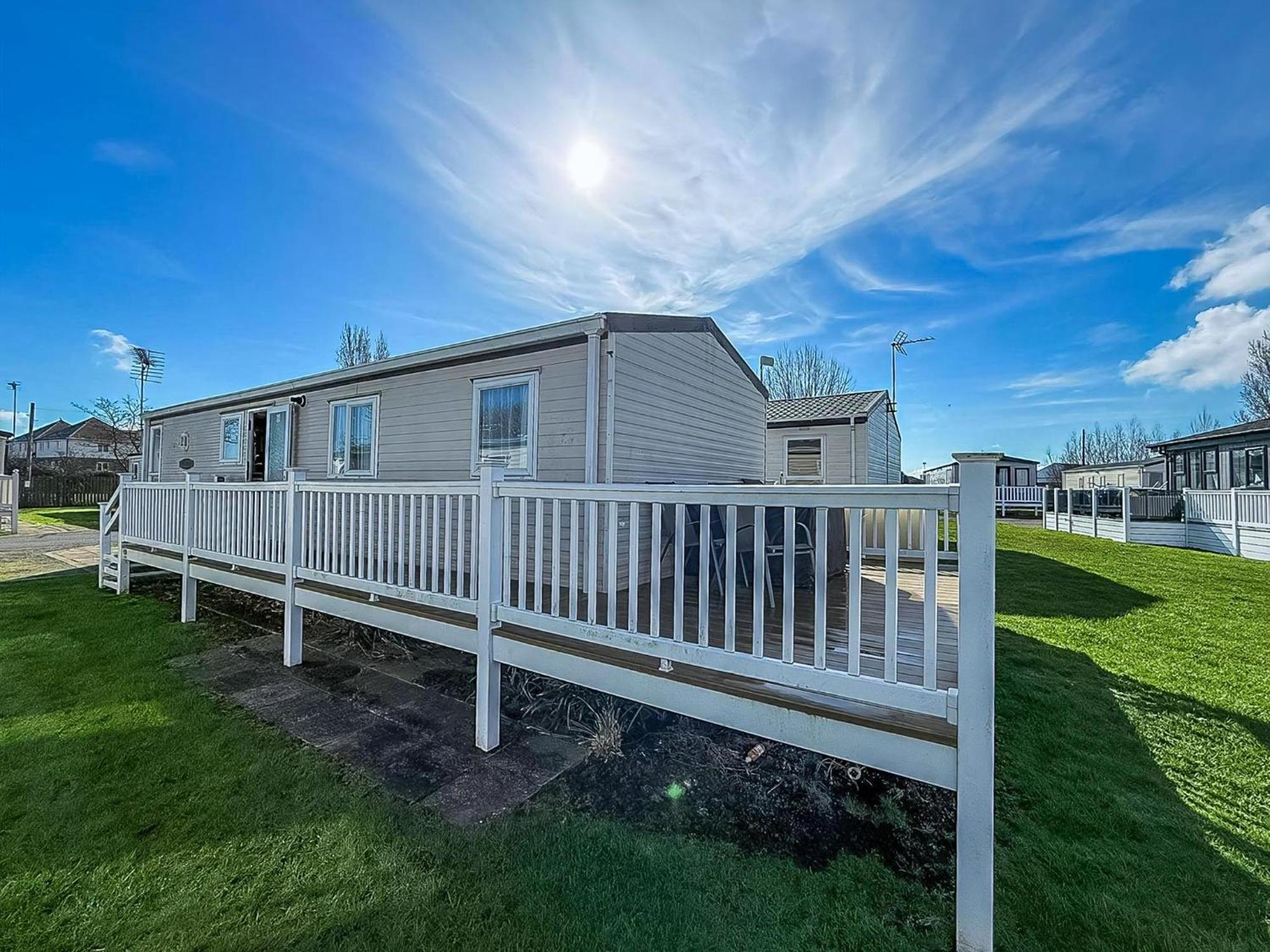 8 Berth Caravan With Decking To Hire At Naze Marine In Essex Ref 17045Nm Walton-on-the-Naze Exterior foto