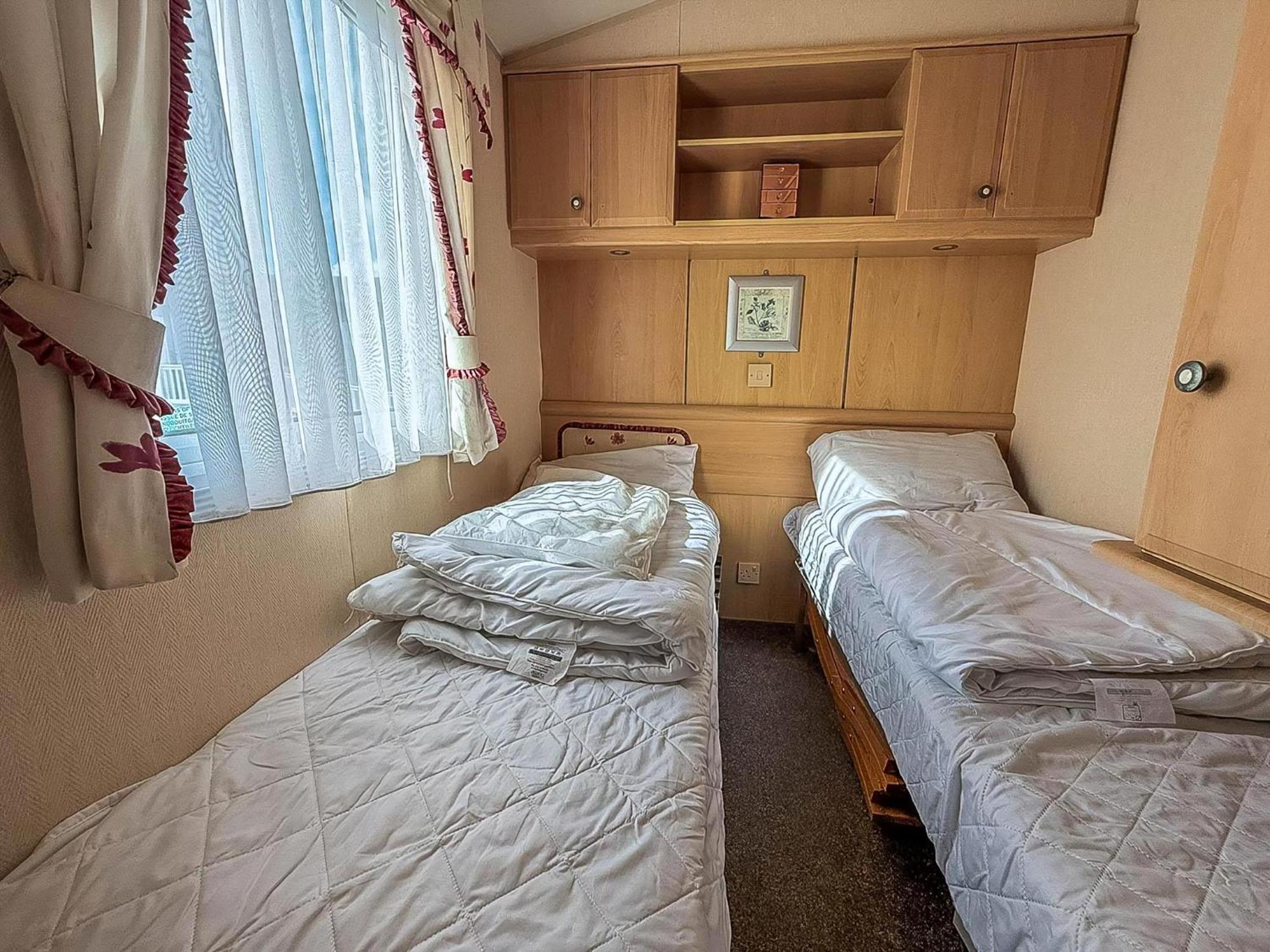 8 Berth Caravan With Decking To Hire At Naze Marine In Essex Ref 17045Nm Walton-on-the-Naze Exterior foto